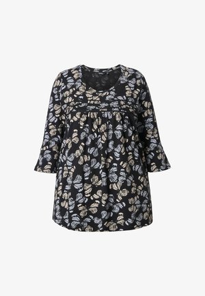 Zwarte top met een bloemenpatroon met blauwe en crèmekleurige vlinders. Het ontwerp heeft driekwart mouwen en een losse pasvorm.
