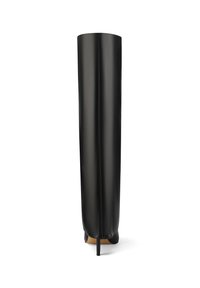Stivale nero in pelle, alto fino al ginocchio, con una superficie liscia, caratterizzato da una silhouette elegante, punta affilata e tacco a stiletto.