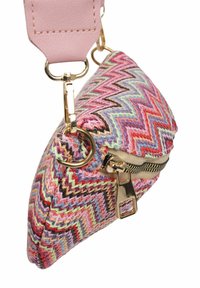 Gewebtes Etui mit Zickzack-Muster in Pink-, Lila- und Rottönen. Mit einem goldenen Reißverschluss, einem Lederriemen und einer kompakten, abgerundeten Form.