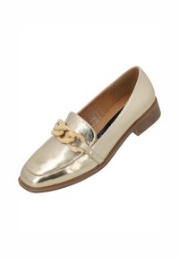 Scarpa slip-on in oro metallico con tacco piatto, caratterizzata da una catena decorativa dorata sulla parte anteriore e una superficie liscia e lucida.