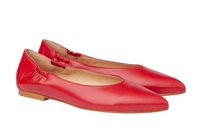 Bailarinas de cuero rojo con un acabado suave, punta alargada y puntiaguda, bordes elásticos y suela plana beige.
