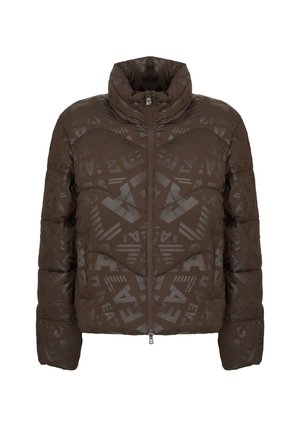 Giacca a vento marrone con colletto alto, chiusura con zip e motivi a logo tono su tono. Presenta un design trapuntato e una texture liscia.