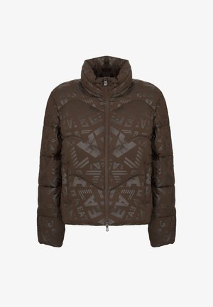 Giacca a vento marrone con colletto alto, chiusura con zip e motivi a logo tono su tono. Presenta un design trapuntato e una texture liscia.