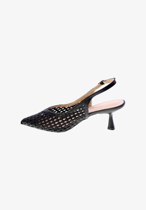 Scarpa slingback in pelle nera intrecciata con punta appuntita e tacco basso a gattino svasato su sfondo bianco.