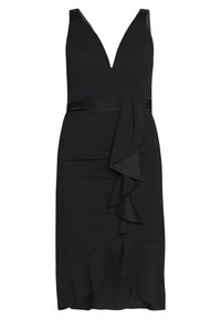 Svart klänning med djup V-ringning, tunna axelband och en figurnära silhuett. Har en volangdetalj på kjolen och ett midjeband i satin.