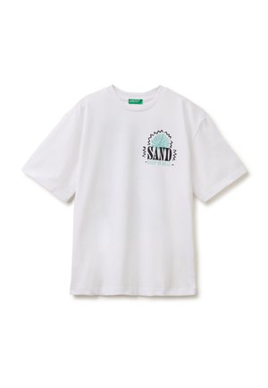 Weißes T-Shirt mit kurzen Ärmeln, grünem Blattmotiv und dem Text „SAND KEEP IN REAL“ auf der linken Brust, Rundhalsausschnitt.