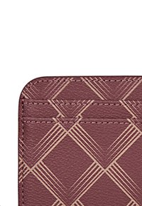 Leather cardholder in deep mauve, featuring a crosshatch pattern. Accented with contrasting stitching and rounded edges for a smooth finish.