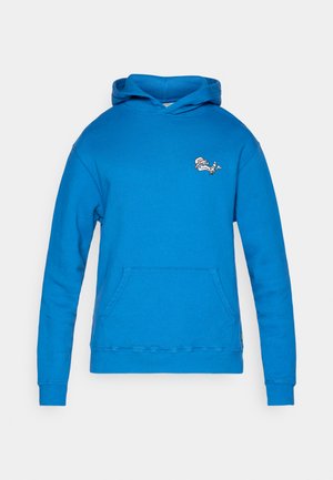 Modrá mikina s kapucí vyrobená z měkké směsové bavlny. Má přední kapsu a vyšitý motiv na hrudi. Kapuce se dá nastavit pomocí tkaničky.
