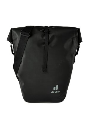 Borsa a tracolla impermeabile nera con chiusura a rotolo e tracolla regolabile, con piccolo logo grigio "deuter" vicino al fondo.