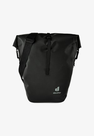 Schwarze wasserdichte Schultertasche mit Rolltop-Verschluss und verstellbarem Gurt, mit kleinem grauen "deuter" Logo nahe dem Boden.