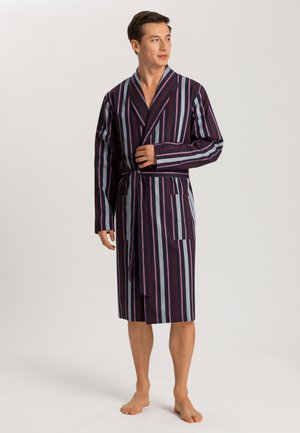 Gestreifte Robe in sattem Lila, Blau und Grau, gefertigt aus einem glatten Stoff. Mit einem Bindegürtel und zwei vorderen Taschen.
