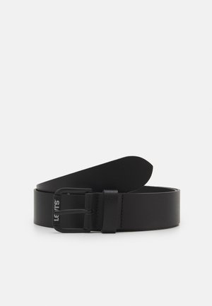 Ceinture en cuir noir au fini mat, dotée d'une boucle en métal rectangulaire et d'une boucle cousue pour un maintien sécurisé.