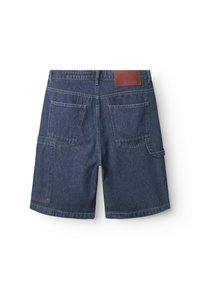 Sötétkék farmer rövidnadrág sima textúrával, két hátsó zsebbel és márkás bőr címkével a derékrészen.