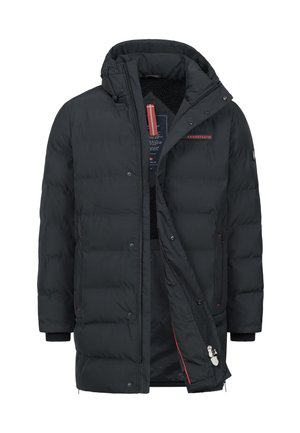 Mustavälinen untuvapuku, jossa on sopiva huppu, vetoketju- ja nepparihaarat, ribattu hihansuu ja pehmeä fleecevuori. Sisältää punaisia yksityiskohtia ja brändäystä.