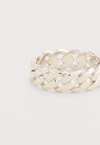 Ασημί δαχτυλίδι με χοντρές αλυσίδες, διακοσμημένο με διασυνδεδεμένους επίπεδους οβάλ κρίκους, γυαλιστερό φινίρισμα και ορατό σήμα "S925" στο εσωτερικό.