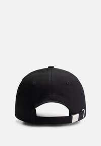 Zwarte baseballcap met een gebogen rand, gemaakt van katoen. Voorzien van een verstelbare strap aan de achterkant met een metalen haakje. Geen zichtbare patronen.