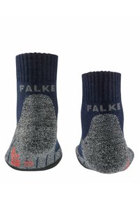 Calcetines azul marino con puño acanalado, suela texturizada gris y detalles rojos. El logo "FALKE" se muestra en el puño.