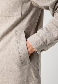 Lindbergh CROPPED LENGTH OVERSHIRT JACKET - Letná bunda - dark sand melange