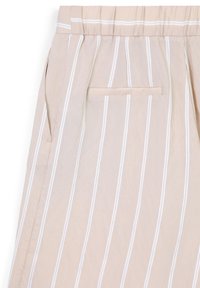 Pantaloni a righe beige con strisce verticali bianche, cintura elastica e una singola tasca posteriore. La texture appare morbida e leggera.