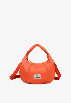 Borsa arancione imbottita con una forma arrotondata e manico curvo, dotata di una tracolla staccabile e di una toppa logo rettangolare sul fronte.