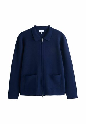 Cardigan bleu marine zippé avec manches longues, col et deux poches devant, présenté sur fond blanc.