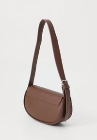 Brown crossbody tas gemaakt van glad leer, met een ronde vorm, verstelbare schouderband en minimalistisch ontwerp. Geen zichtbare hardware.