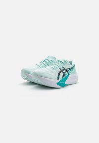 Baskets de course bleu clair avec des accents noirs, supérieur en mesh pour la respirabilité, semelle rembourrée et un design distinct avec la marque FF Turbo.