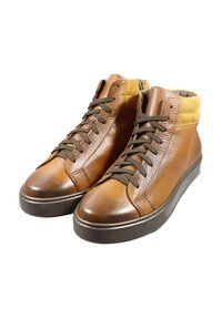 Sneakers alte in pelle marrone con finitura testurizzata, lacci marrone scuro e dettagli in suede color cuoio sul colletto. Suola in gomma per una buona aderenza.