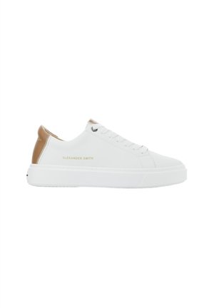 Weiße Leder-Sneaker mit einer hellbraunen Fersenpartie, runder Spitze und flacher weißer Sohle. Verfügt über dezentes Branding an der Seite und silberne Ösen.