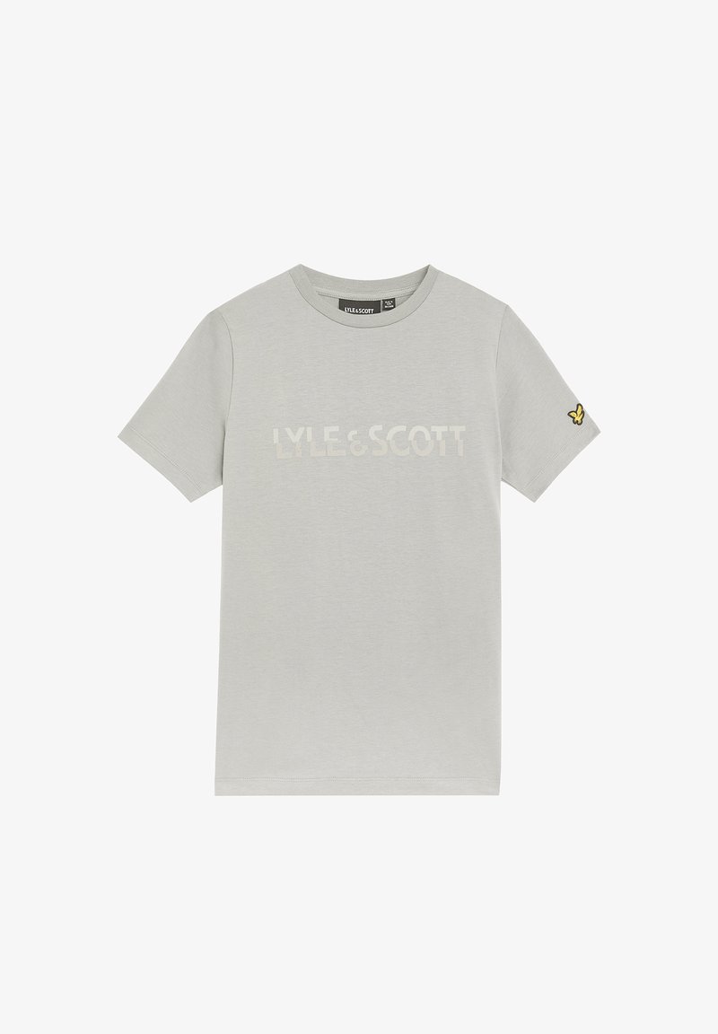 Lys grå bomulds T-shirt med korte ærmer, der har teksten "LYLE & SCOTT" trykt på forsiden og et gult broderet logo på ærmet.