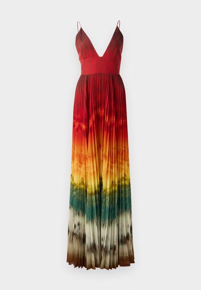 Robe maxi avec un décolleté en V profond, portant des plis. Dégradé de couleur allant du rouge à l'orange, transitionnant vers le vert et le marron au bas. Bretelles réglables.