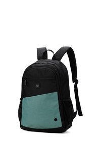 Rugzak met een zwarte buitenkant en een turquoise paneel, meerdere compartimenten en zwarte gaas zijzakken. Gestructureerde stof voegt detail toe.