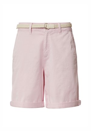 Lichtroze katoenen shorts met een gevlochten witte riem, omgeslagen zomen, twee zijzakken en een gladde textuur.