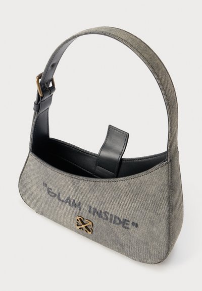 Μικρή γκρι υφασμάτινη τσάντα χειρός με μαύρο δερμάτινο λουράκι, μαύρο εσωτερικό, κείμενο "GLAM INSIDE" στο μπροστινό μέρος και διακοσμητικό κούμπωμα από χρυσό μέταλλο.