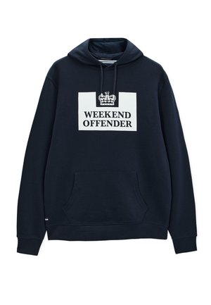 Sudadera negra con capucha, bolsillo delantero y logotipo blanco rectangular con la inscripción "WEEKEND OFFENDER" y una corona encima del texto.