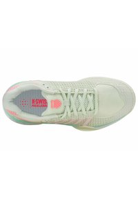 Chaussure de sport K-Swiss vert clair avec tige en mesh, lacets et logo de marque rose sur la languette et la semelle intérieure estampillée "Pickleball".