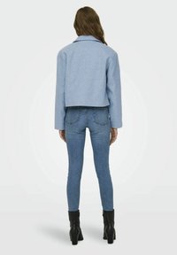 JDY V-AUSSCHNITT TIEF ANGESETZTE SCHULTER - Ελαφρύ μπουφάν - cashmere blue