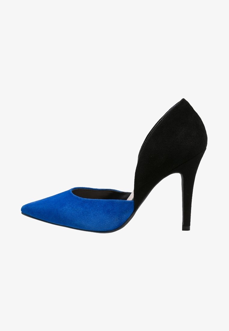 Chaussure à talon haut à bout pointu avec devant en daim bleu et contrefort ainsi que talon stiletto en daim noir.