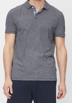 Marineblaue und weiße gestreifte kurzärmelige Poloshirt mit einem einfarbigen blauen Kragen und einer Knopfleiste mit zwei Knöpfen. Hergestellt aus glattem Stoff mit taillierter Passform.