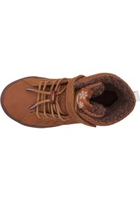 Botas de tobillo impermeables marrones con parte superior sintética texturizada, forro de felpa y logo de copo de nieve blanco en la lengua. Presenta cordones marrones y herrajes de metal.