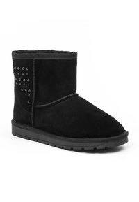 Botas de tobillo de ante negro con tachuelas decorativas en el costado, forro suave, punta redondeada y suela de goma texturizada.