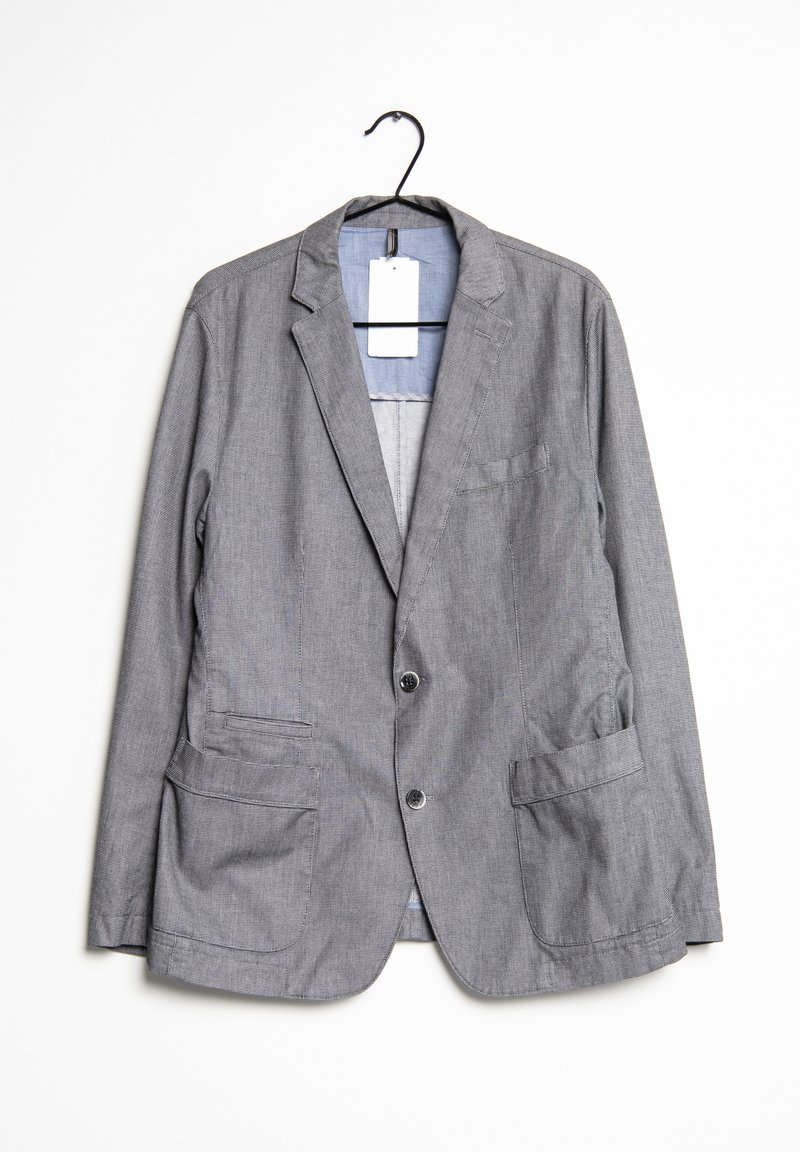 Grijs gestreepte blazer met een gelapte kraag, twee voorkeepockets en twee knopen. Katoenen materiaal met een gladde textuur, hangend aan een zwarte haak.