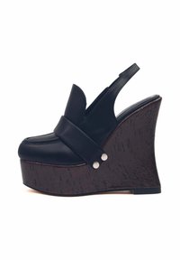 Sandalo wedge in pelle nera con punta tondeggiante, design slingback e suola piattaformata texture marrone. Presenta una striscia decorativa con dettagli in argento.