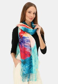 Szalik w kwiatowy wzór w odcieniach niebieskiego, czerwonego i różowego; miękka tkanina z frędzlami na krawędziach; owinięty wokół szyi; lekki, w żywych kolorach.