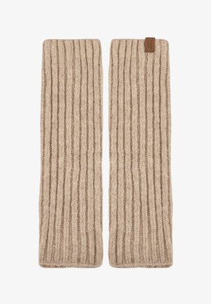 Beige geribbelde gebreide beenwarmers met een klein bruin leren label aan één kant, plat weergegeven op een witte achtergrond.