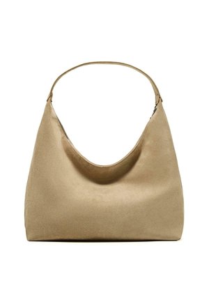 Borsa hobo in camoscio beige con un manico singolo arcuato e un corpo morbido e arrotondato su sfondo bianco.