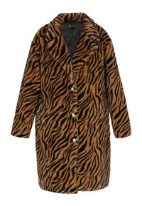 Faux fur jas met een zwart en oranje tijgerstreep patroon, voorzien van een notched kraag, knoopsluiting aan de voorkant en mouwen van gemiddelde lengte.