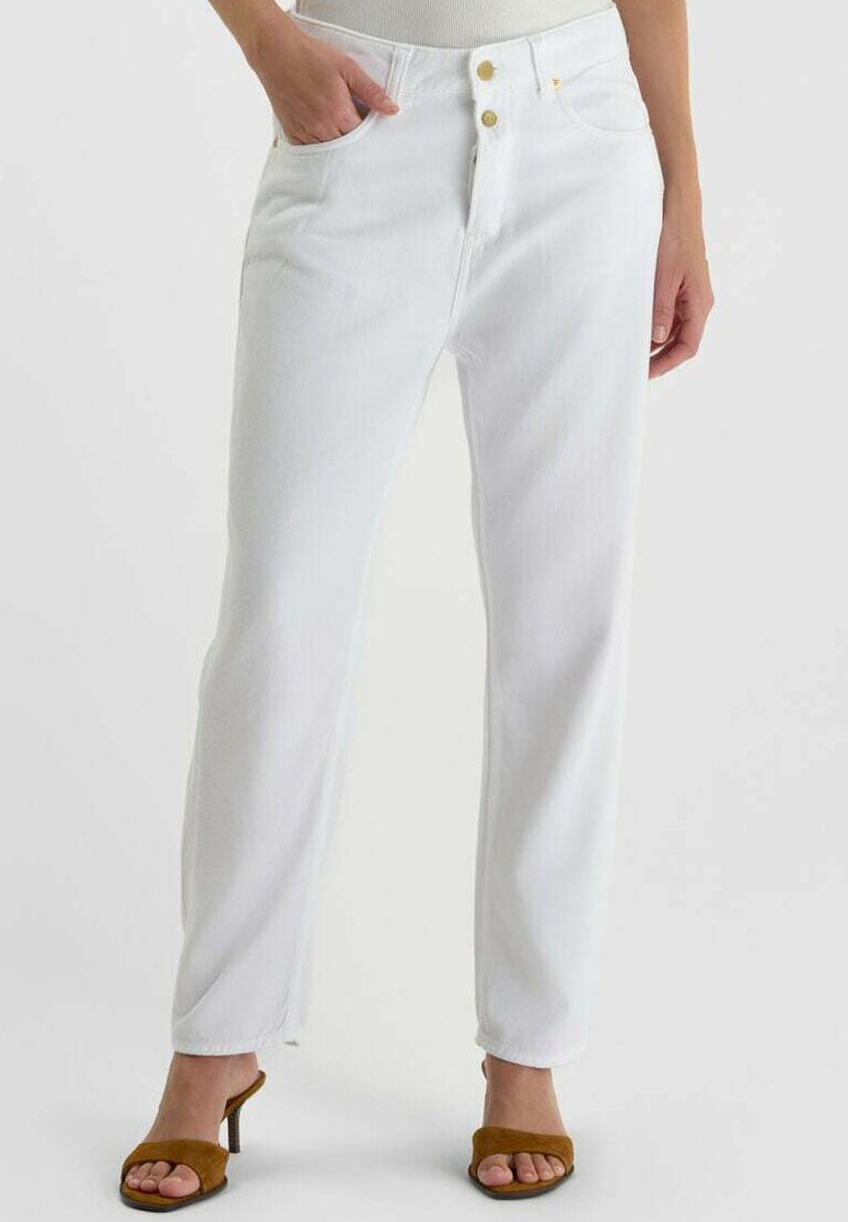 Witte denim jeans met een rechte pasvorm, voorzien van een hoge taille, metalen knoopsluitingen en voorzakken aan de zijkant. Gladde textuur.