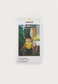 L'emballage de la cartouche de papier Polaroid Hi-Print présente une photo colorée d'un enfant portant un haut jaune vif, mettant en avant 80 feuilles de papier 4x6.