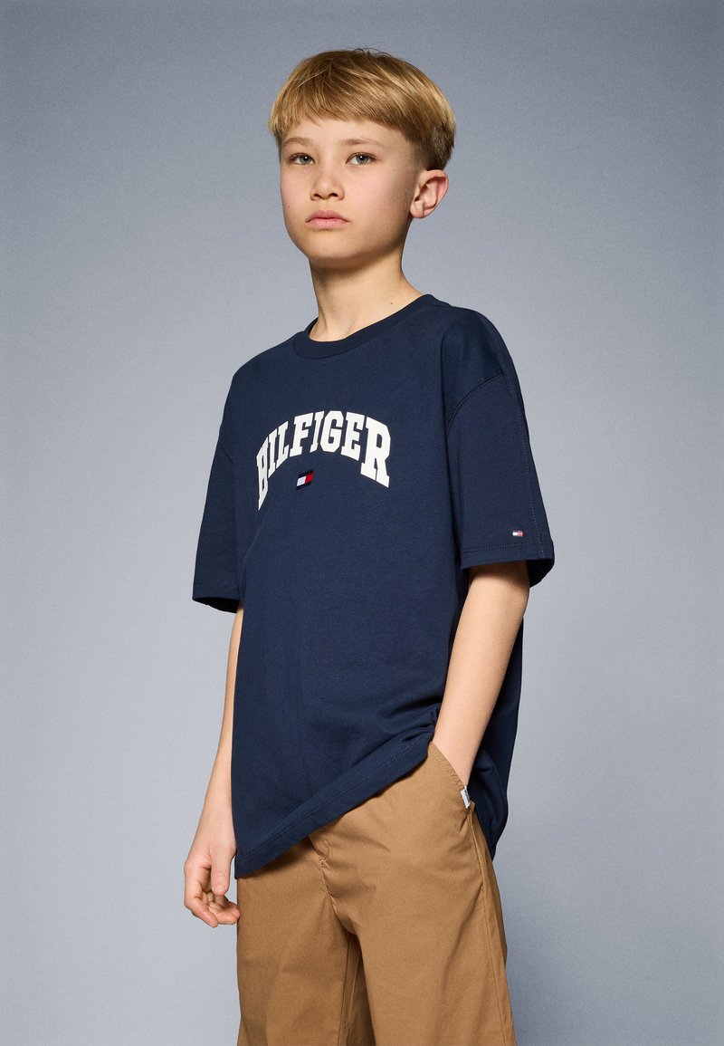 Tommy Hilfiger VARSITY TEE UNISEX - T-shirt imprimé - dark night navy